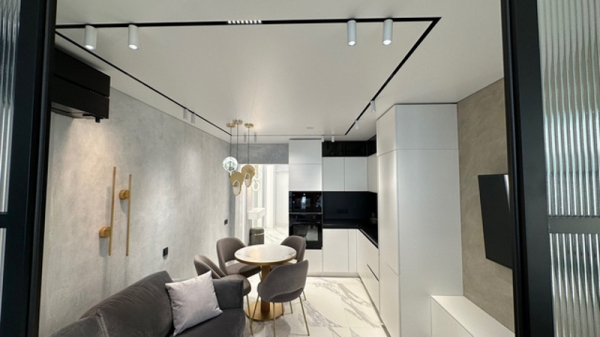 Сатиновый потолок с треками на кухне