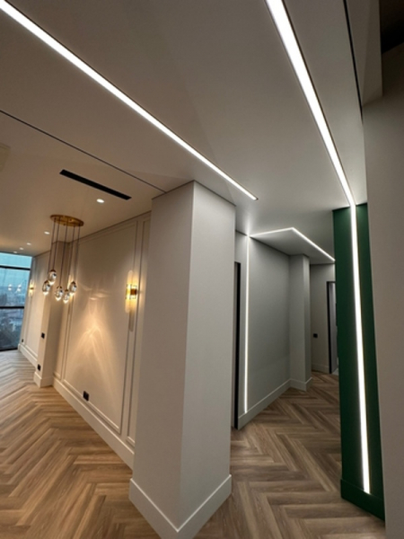 Потолок со световыми линиями в квартире