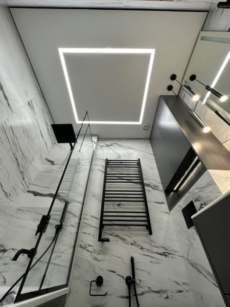 Потолок со световыми линиями в ванной комнате