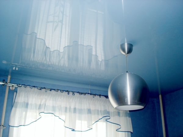 Глянцевые натяжные потолки в Сочи