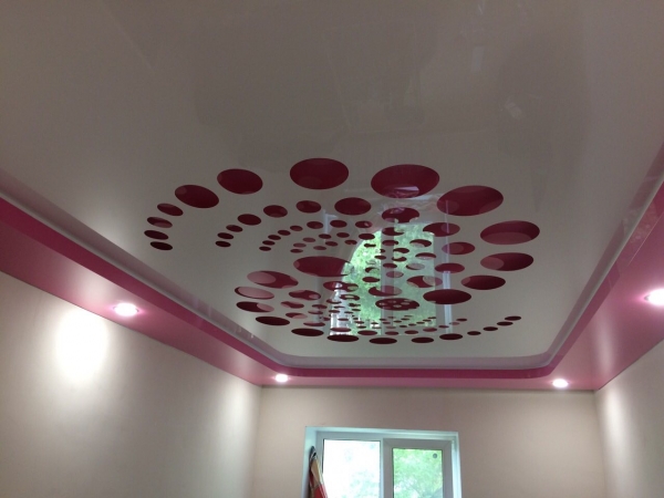 Натяжной потолок в зал