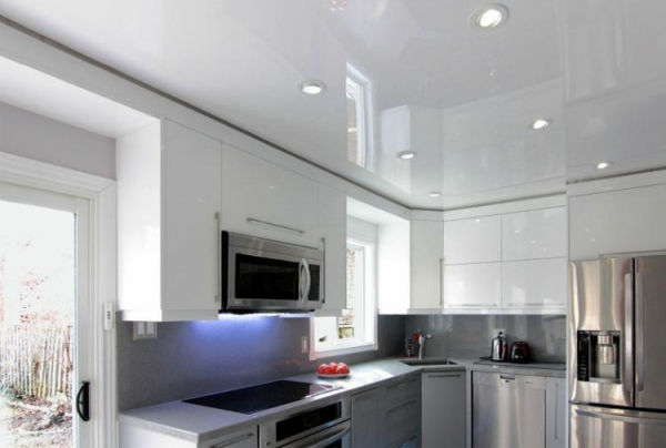 Глянцевые натяжные потолки в Сочи